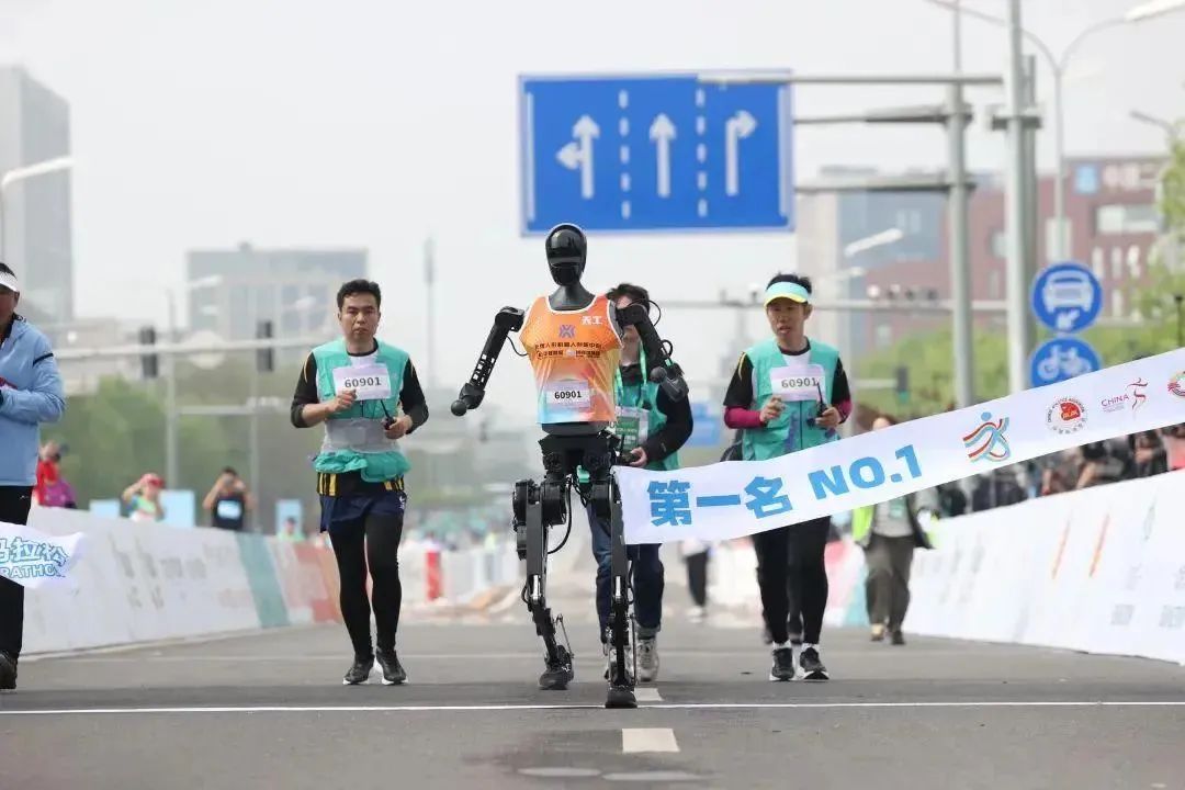 全球首个人形机器人半马冠军，为什么会选择UWB？