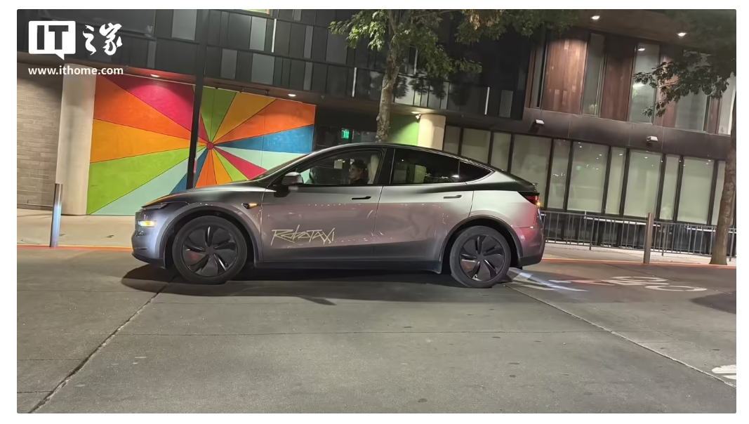 特斯拉 Robotaxi 无人驾驶出租车体验升级：可精确停靠在用户手机所在位置